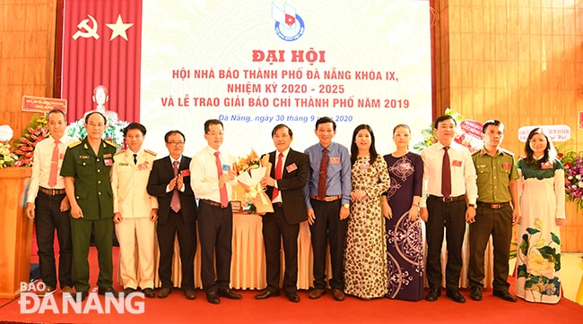 Phó Bí thư Thường trực Thành ủy Nguyễn Văn Quảng (thứ năm, trái sang) tặng hoa chúc mừng Ban Chấp hành Hội Nhà báo thành phố nhiệm kỳ 2020-2025. Ảnh: Đặng Nở
