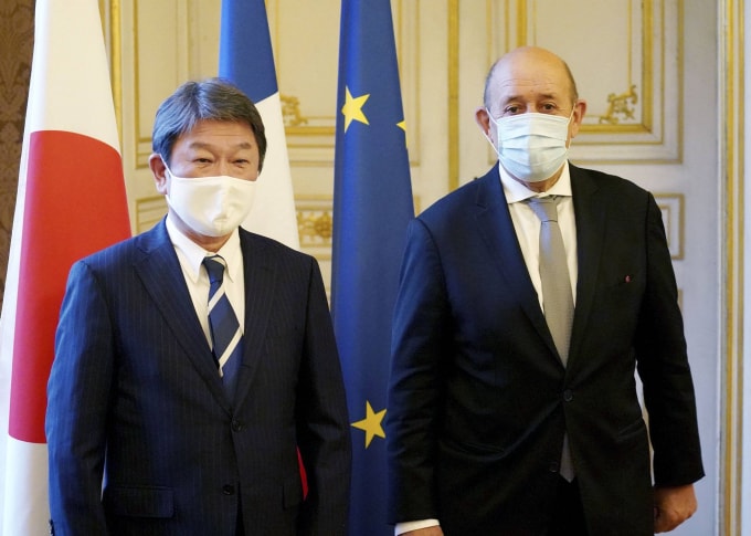 Bộ trưởng Ngoại giao Toshimitsu Motegi và người đồng cấp Pháp, Jean-Yves Le Drian, chụp ảnh chung trước cuộc gặp song phương tại Paris vào thứ Năm. Ảnh: BỘ NGOẠI GIAO NHẬT BẢN / KYODO