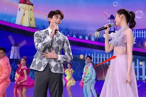 Chiếc váy với thiết kế lộ eo vô tình lại