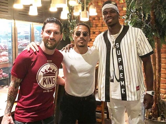 Salt Bae chụp hình cùng Messi và Pogba. Ảnh: Mirror.