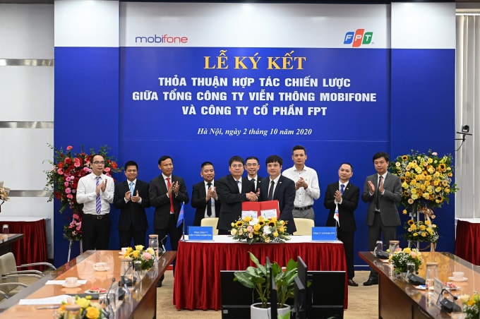 Ông Tô Mạnh Cường – Tổng giám đốc MobiFone và ông Nguyễn Văn Khoa – Tổng giám đốc Công ty Cổ phần FPT ký kết Thỏa thuận hợp tác chiến lược giữa MobiFone - FPT
