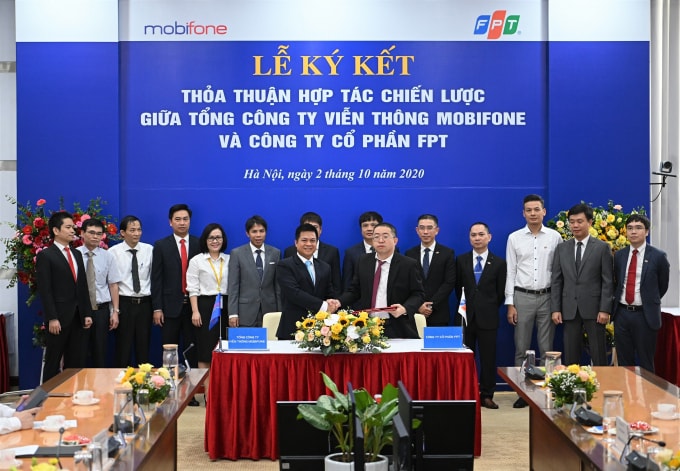 Ông Lý Quốc Minh – Giám đốc Cty Dịch vụ MobiFone Khu vực 2 và ông Nguyễn Việt Anh – Phó Tổng giám đốc FPT Retail ký kết hợp tác kinh doanh SIM đồng thương hiệu MobiFone – FPT