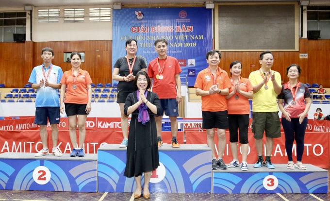 Cặp vận động viên Nguyễn Sơn Nam + vận động viên Nguyễn Thị Mai (Liên Chi hội Nhà báo Đài PT-TH Hà Nội) giành giải nhất nội dung Đôi nam nữ trên 45 tuổi mùa giải 2019.