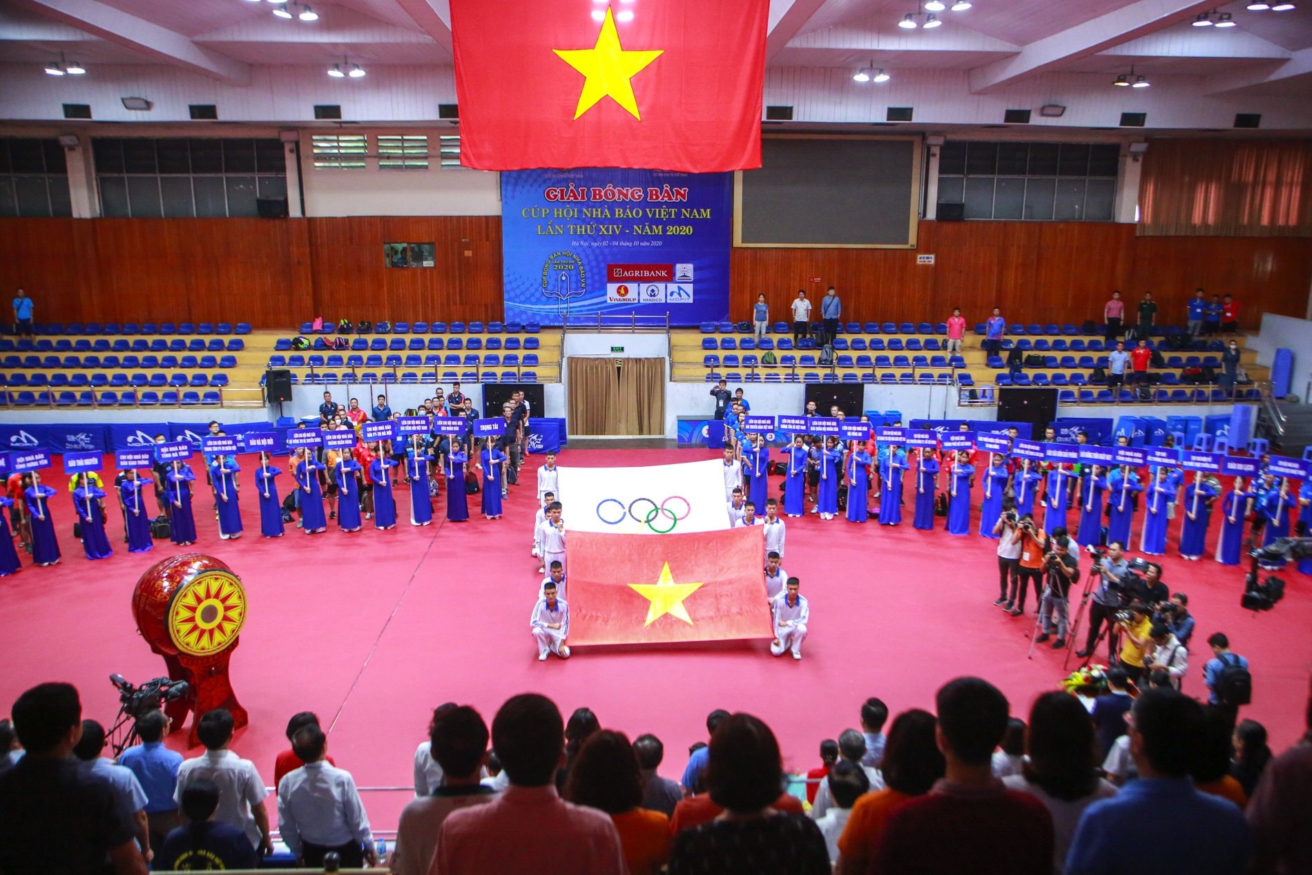 Lễ khai mạc diễn ra tưng bừng tại nhà thi đấu Trịnh Hoài Đức, Hà Nội. Ảnh: Quang Hùng