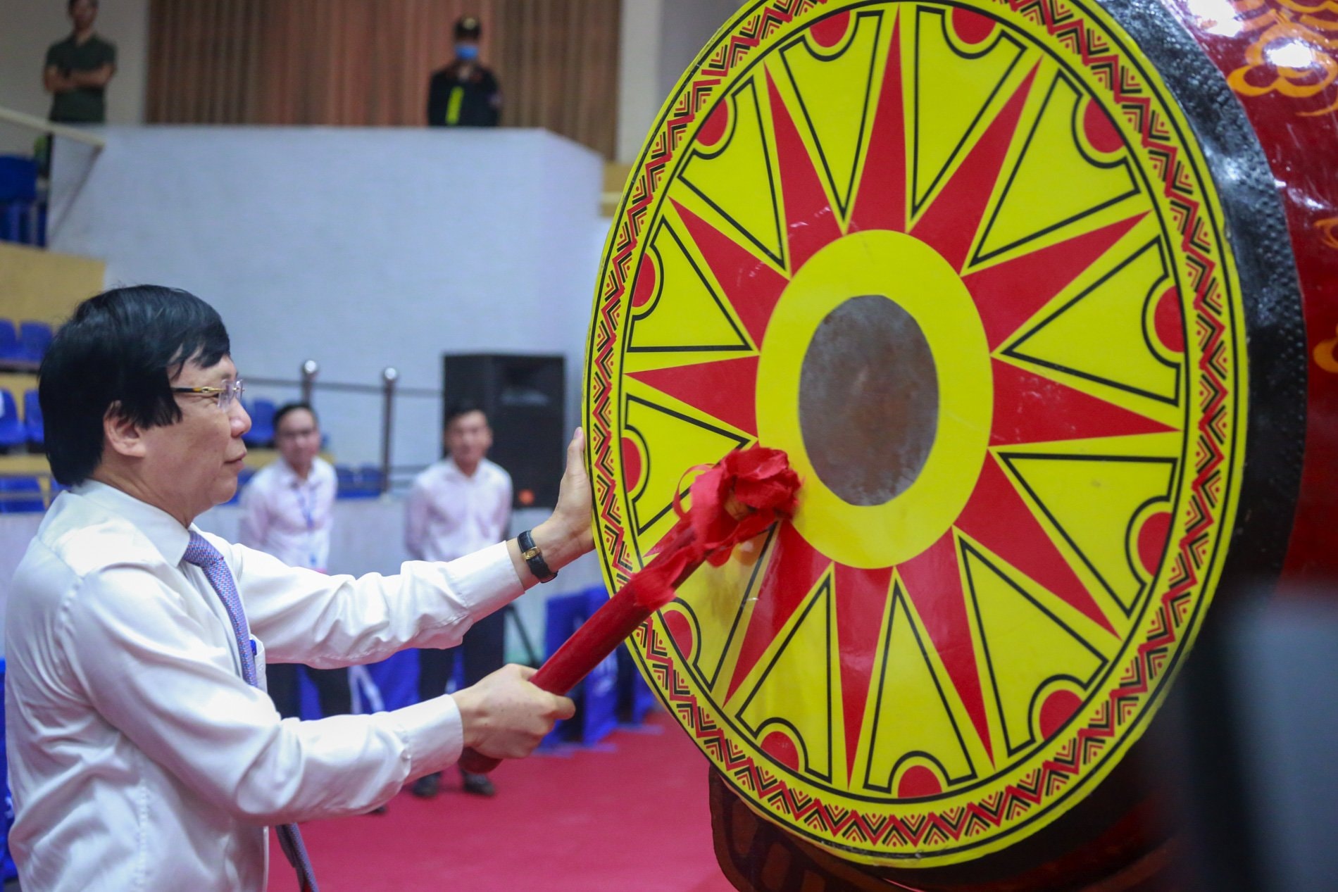 Nhà báo Hồ Quang Lợi đánh trống khai mạc giải đấu. Ảnh: Quang Hùng