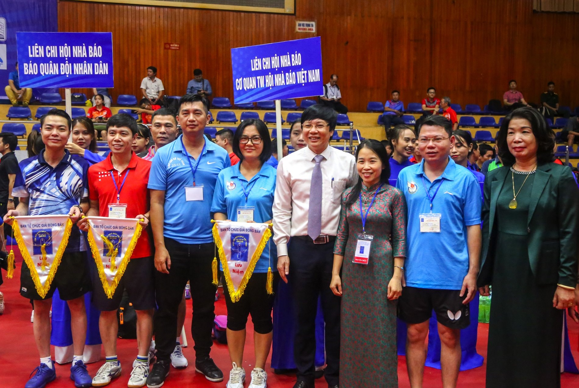 Các đại biểu chúc mừng các vận động viên. Ảnh: Quang Hùng
