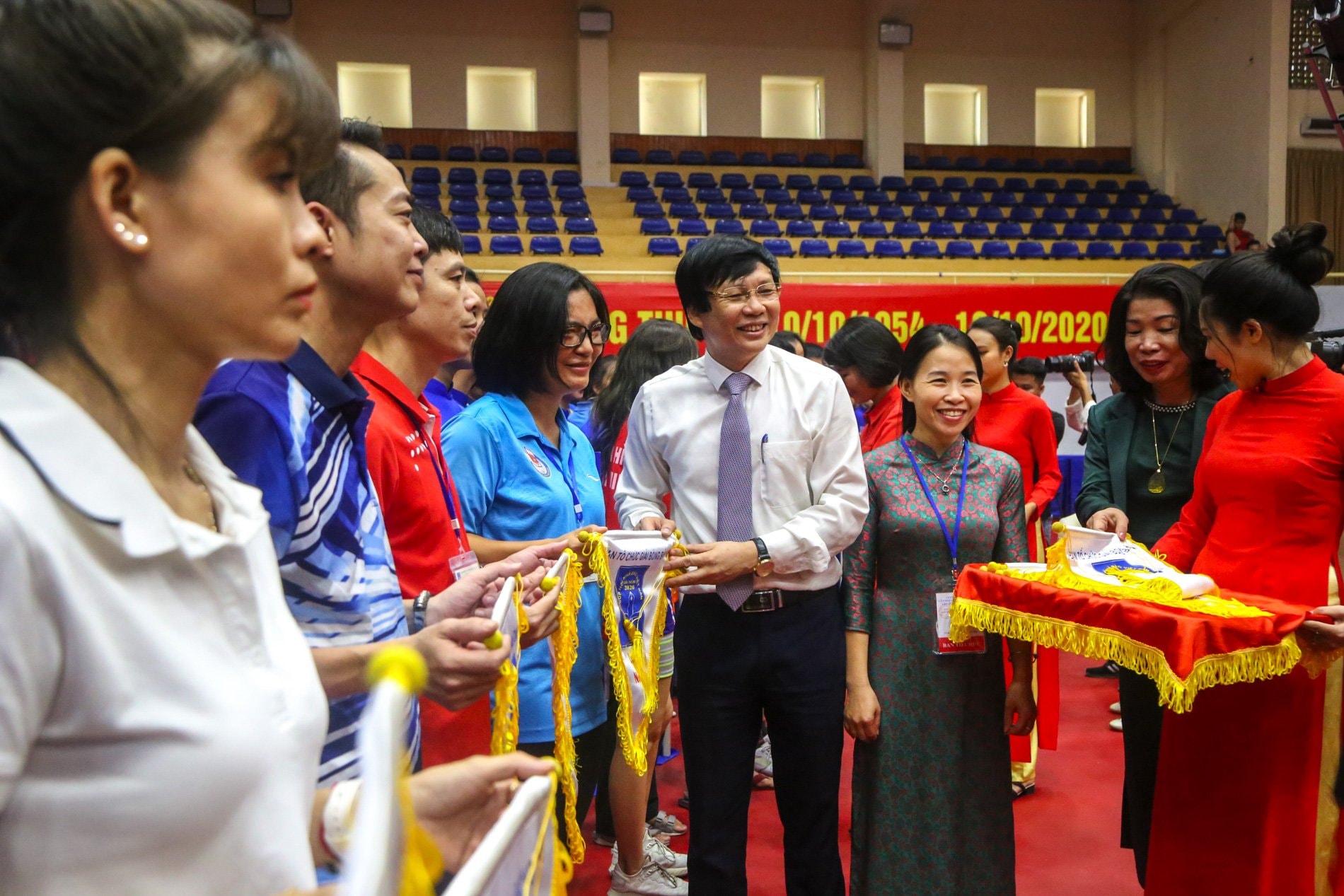 Nhà báo Hồ Quang Lợi, Phó Chủ tịch Thường trực Hội Nhà báo Việt Nam trao cờ lưu niệm cho các đội tham gia giải. Ảnh: Quang Hùng