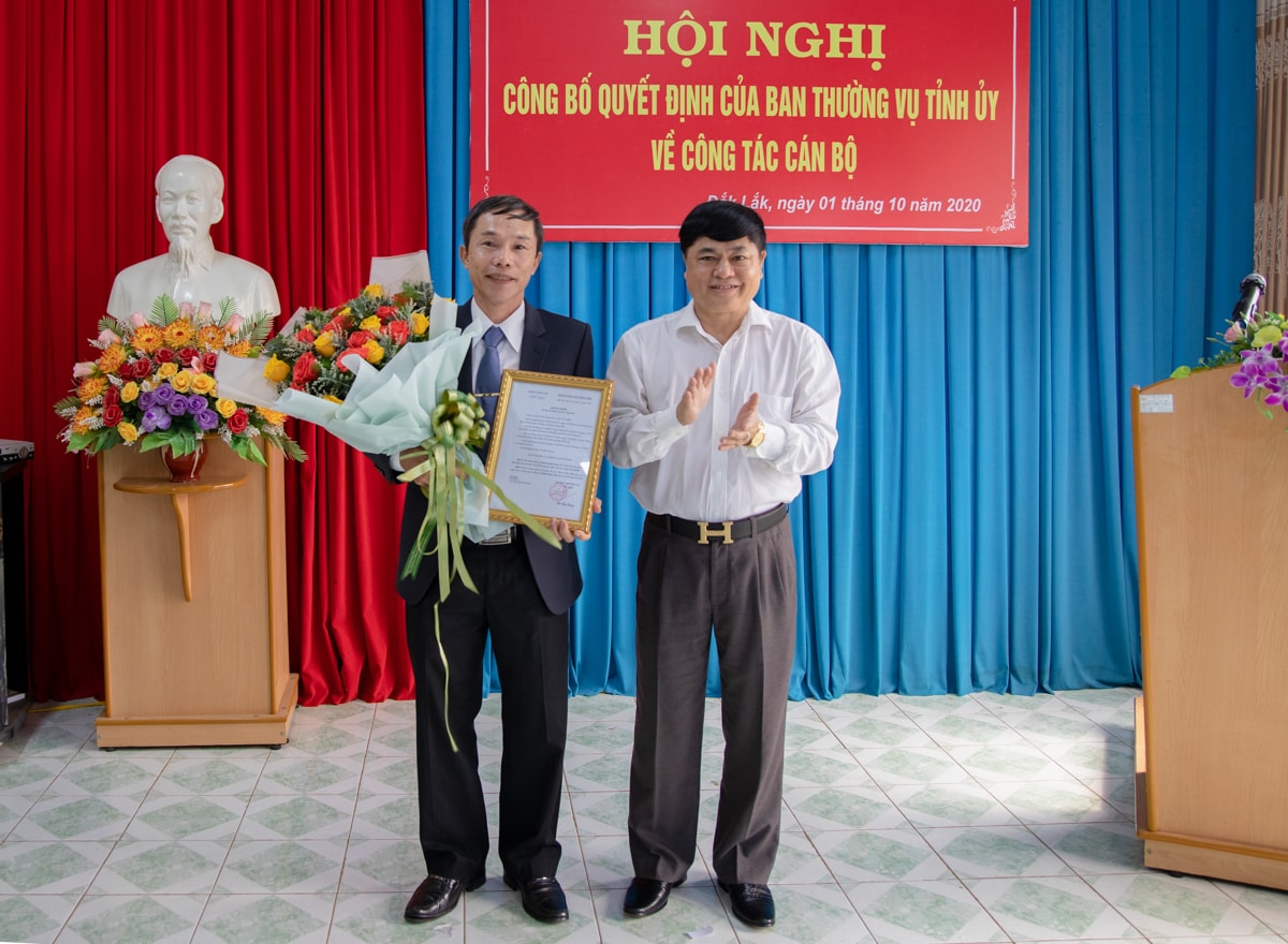 Đồng chí Phạm Minh Tấn trao quyết định bổ nhiệm Tổng Biên tập Báo Đắk Lắk cho đồng chí Đinh Xuân Toản.