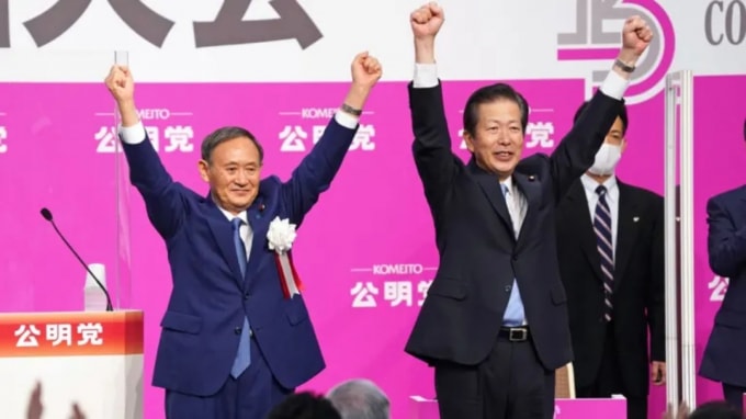 Natsuo Yamaguchi, mới được bầu vào nhiệm kỳ thứ bảy liên tiếp với tư cách là lãnh đạo đảng liên minh cầm quyền Komeito, sát cánh cùng Suga vào ngày 27 tháng 9. Ảnh: Yuki Nakao/Nikkei