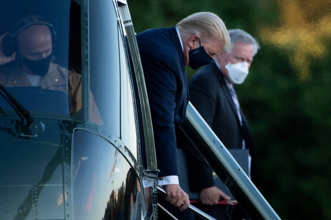 Chánh văn phòng Nhà Trắng Mark Meadows tháp tùng Tổng thống Mỹ Donald Trump rời Marine One khi đến Trung tâm Y tế Walter Reed ở Bethesda, Maryland, vào thứ Sáu. Ảnh: AFP-JIJI