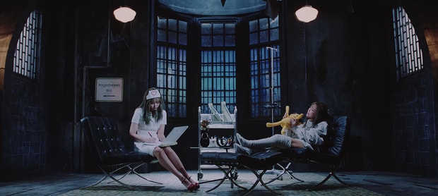 Jennie diện bộ váy y tá bó sát, đội mũ hình trái tim và đi đôi giày cao gót màu đỏ trong MV Lovesick Girls.