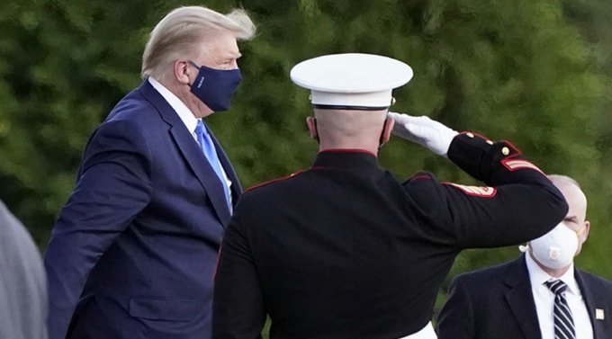 Trump trên đường ra chuyên cơ tới bệnh viện Walter Reed để điều trị Covid-19. Ảnh: Reuters