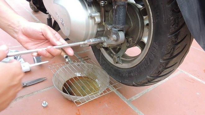 Nên bảo dưỡng xe định kỳ, thay dầu máy đúng chủng loại và thường xuyên tự kiểm tra mức dầu của xe mình. Ảnh: TL