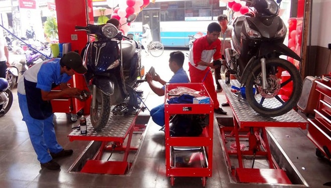 Việc rửa xe thường xuyên sẽ dễ dàng phát hiện những lỗi liên quan đến rò rỉ xăng. Ảnh: TL