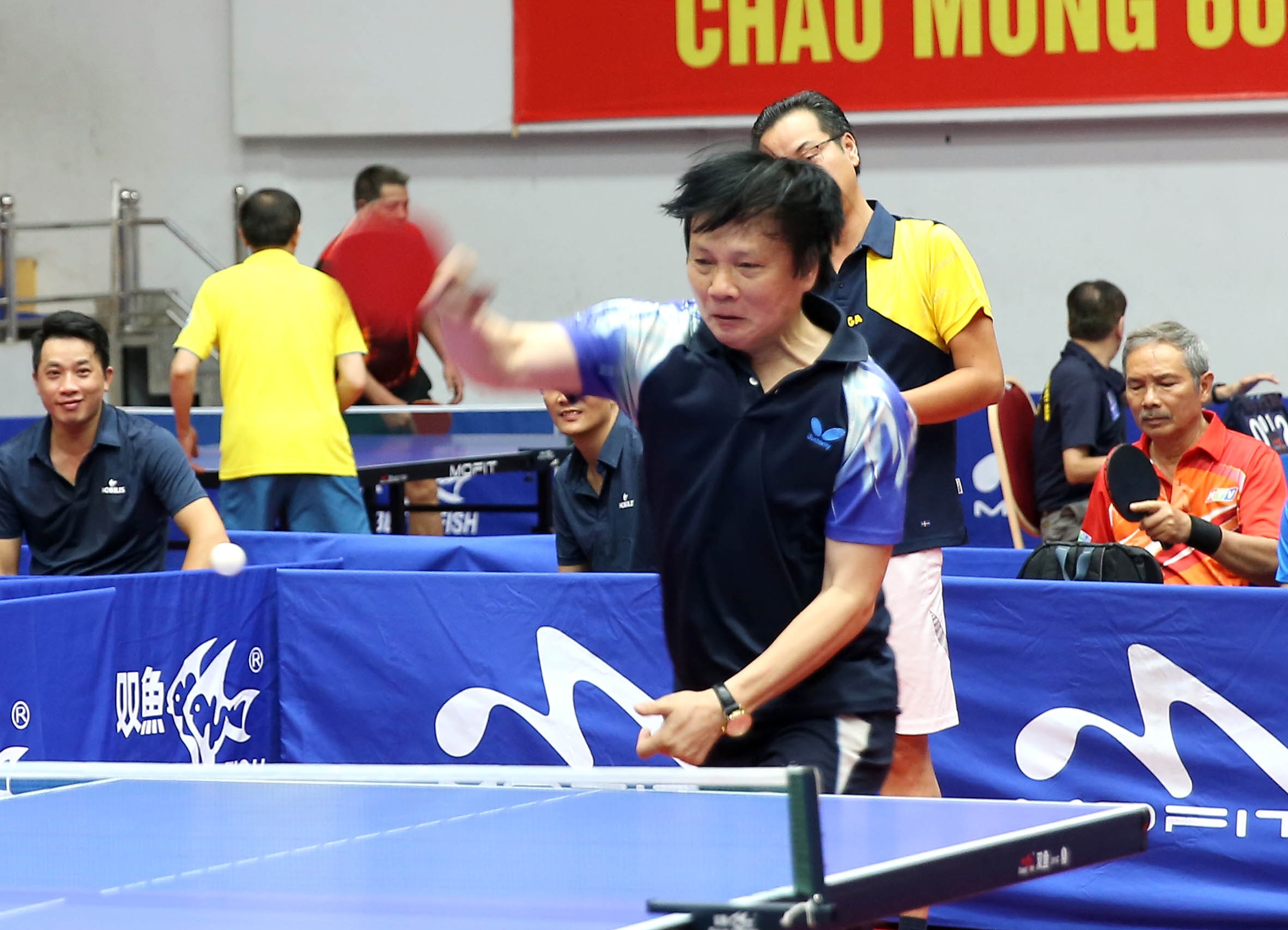 Nhà báo Hồ Quang Lợi, Phó Chủ tịch Thường trực Hội Nhà báo Việt Nam tham gia thi đấu ở nội dung đơn nam Lãnh đạo tối ngày 02/10. (Ảnh: Sơn Hải)