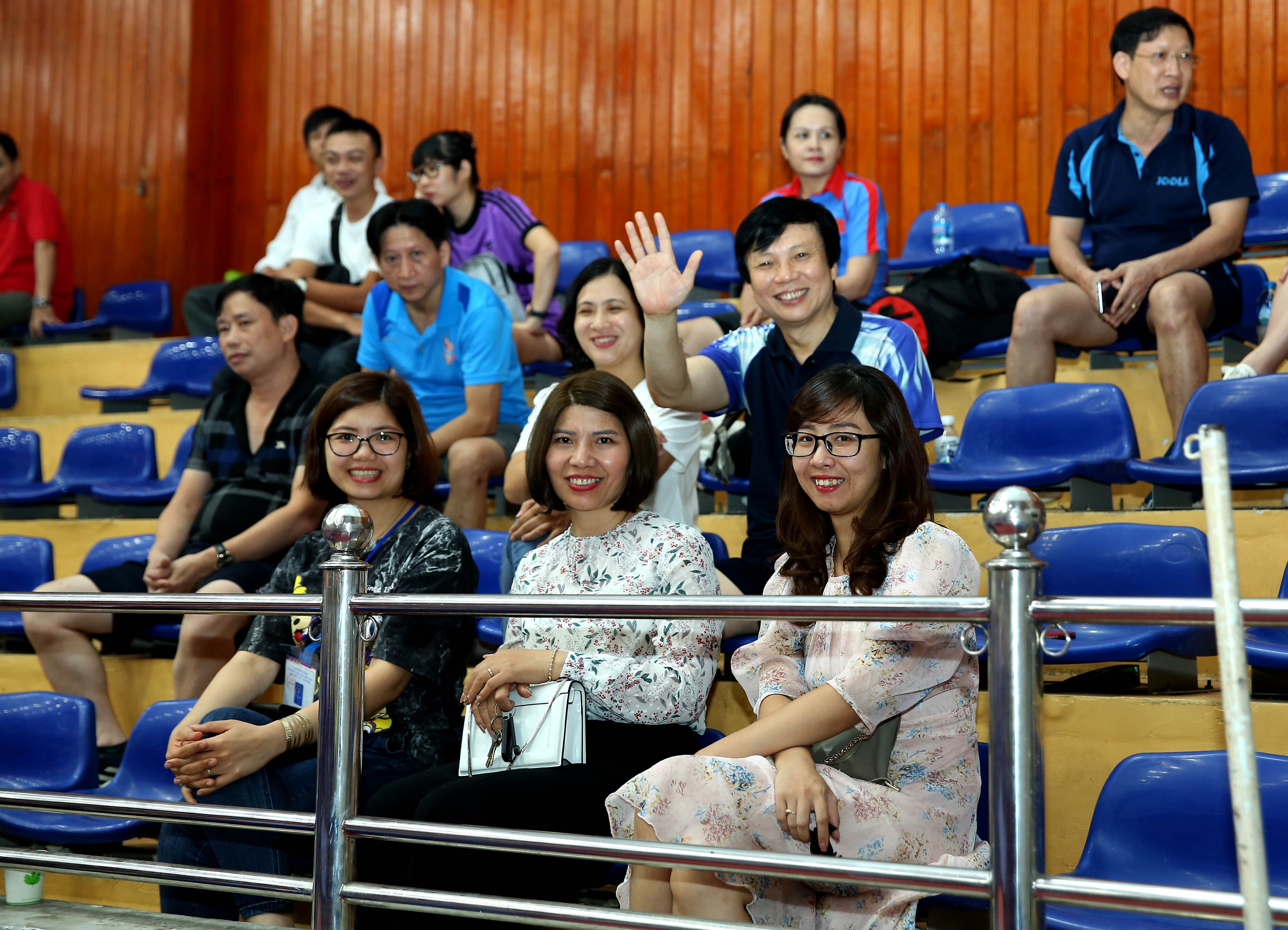 Trong quá trình diễn ra giải đấu Nhà báo Hồ Quang Lợi, Phó Chủ tịch Thường trực Hội Nhà báo Việt Nam và các cổ động viên tích cực tham gia cổ vũ tinh thần các đội tham dự. (Ảnh: Sơn Hải)