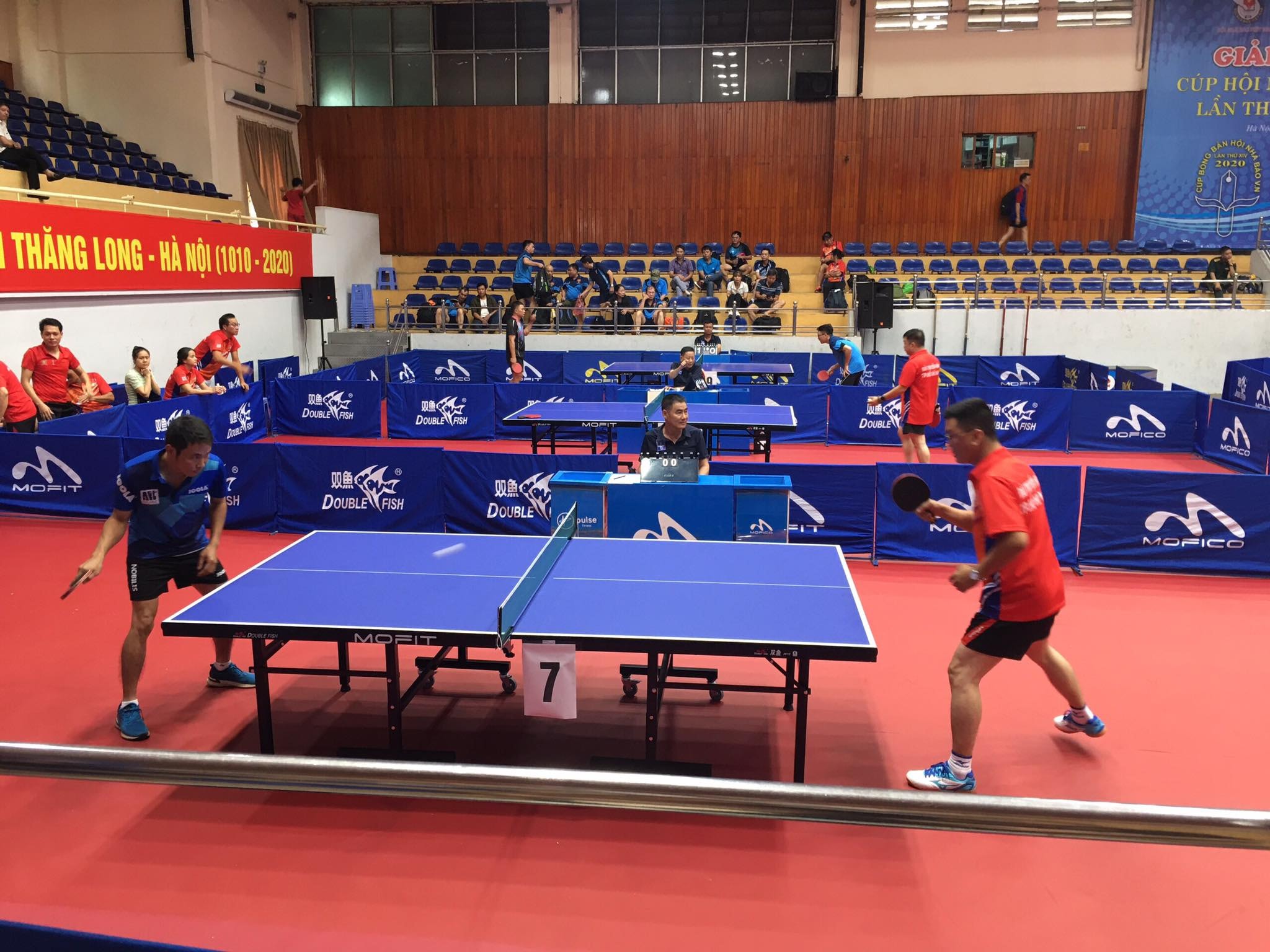 Nhà báo Lê Việt Hùng (áo xanh) – Chi Hội nhà báo Tạp chí giáo dục nghệ thuật