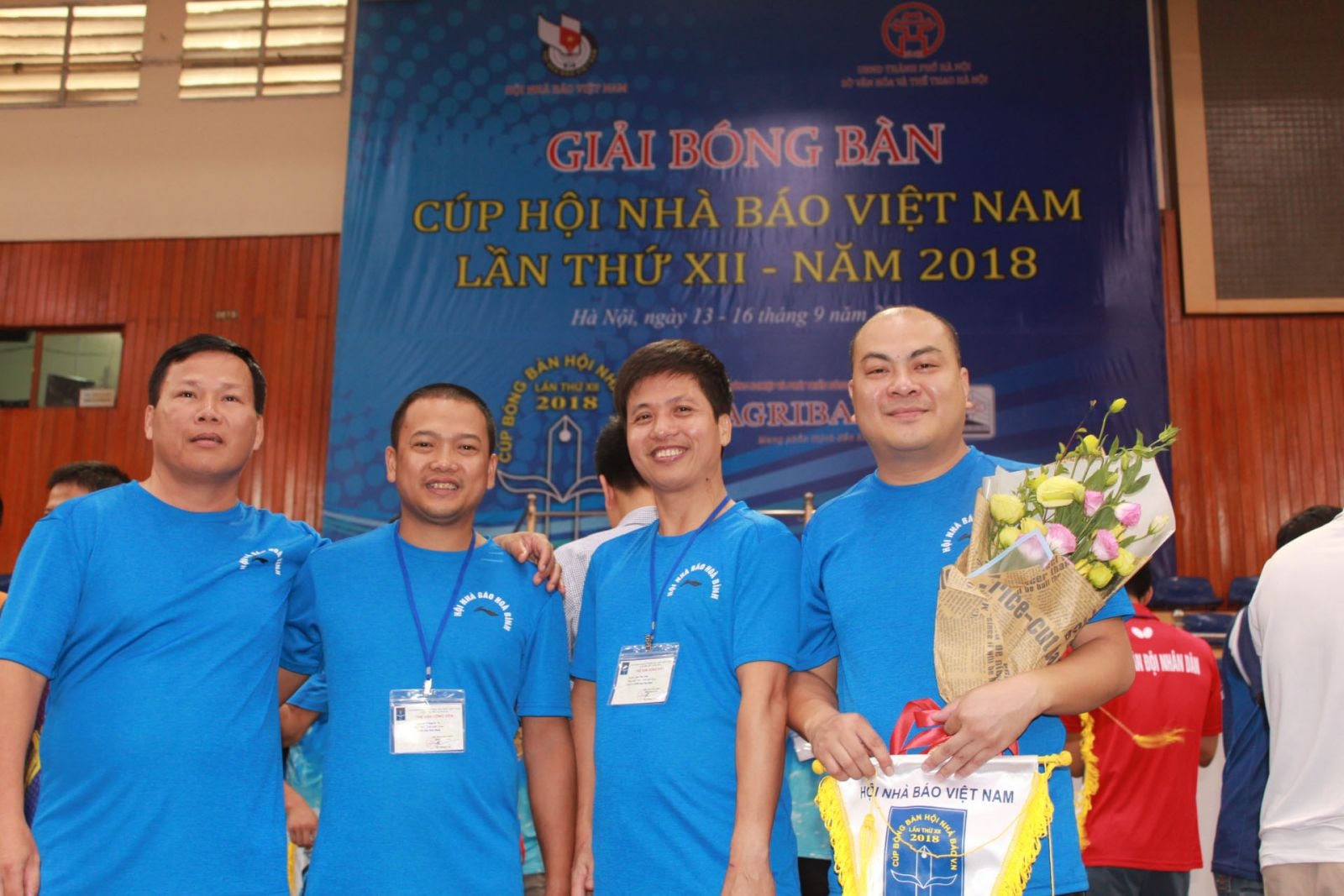 Nhà báo Bùi Văn Tưởng (ngoài cùng bên trái), Phó Tổng Biên tập Báo Hòa Bình tham dự giải bóng bàn Cúp Hội Nhà báo.