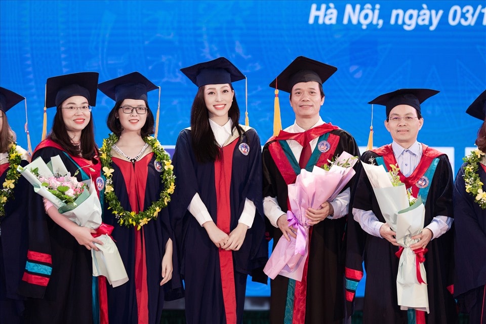 Hình ảnh Á hậu Phương Nga khi nhận bằng tốt nghiệp. Ảnh: internet.