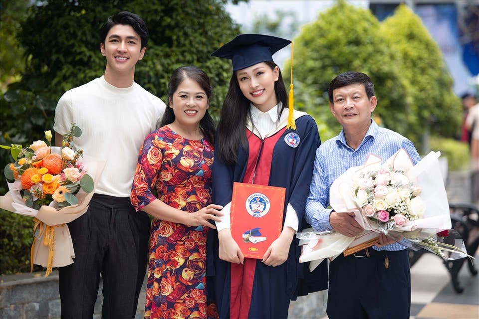 Hình ảnh Phương Nga bên cha mẹ và bạn trai trong ngày tốt nghiệp. Ảnh: internet.