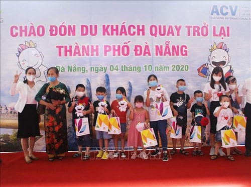 Hình ảnh TP Đà Nẵng tổ chức lễ đón đoàn khách đầu tiên trở lại sau 2 tháng bị dich COVID-19. Ảnh: tapchithongtindoingoai.
