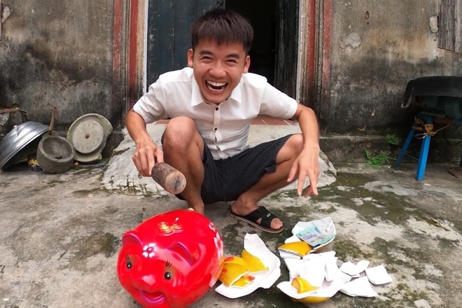 Youtuber Hưng Vlog sản xuất nhiều video có nội dung gây tranh cãi, đặc biệt là video nấu nồi cháo gà nguyên lông, dẫn đến án phạt 7,5 triệu đồng. Ảnh: TL