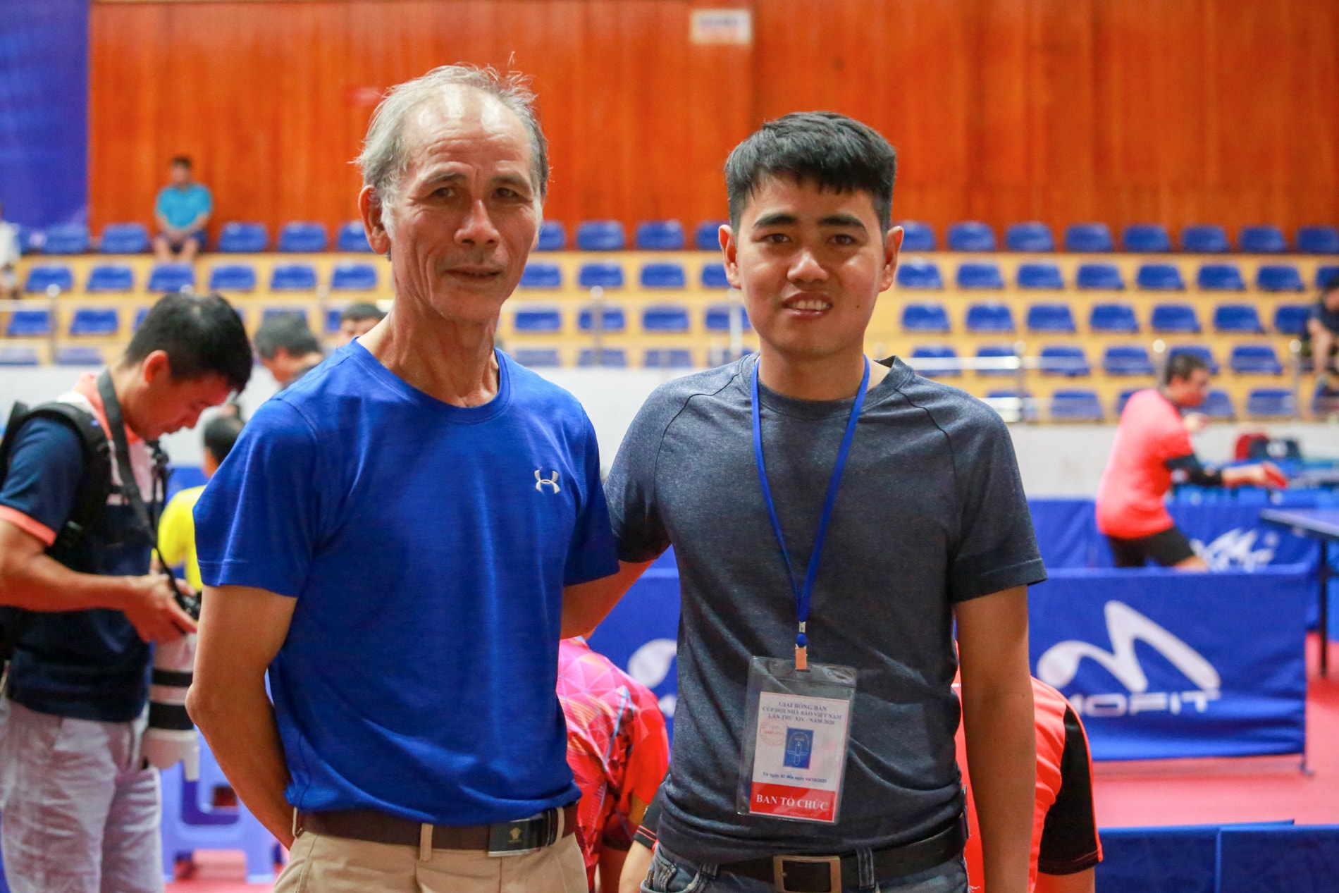Ông Nguyễn Văn Bình (áo xanh) đến từ phường Khương Đình, Thanh Xuân, người hơn 20 năm chơi bóng bàn. Ảnh: Quang Hùng