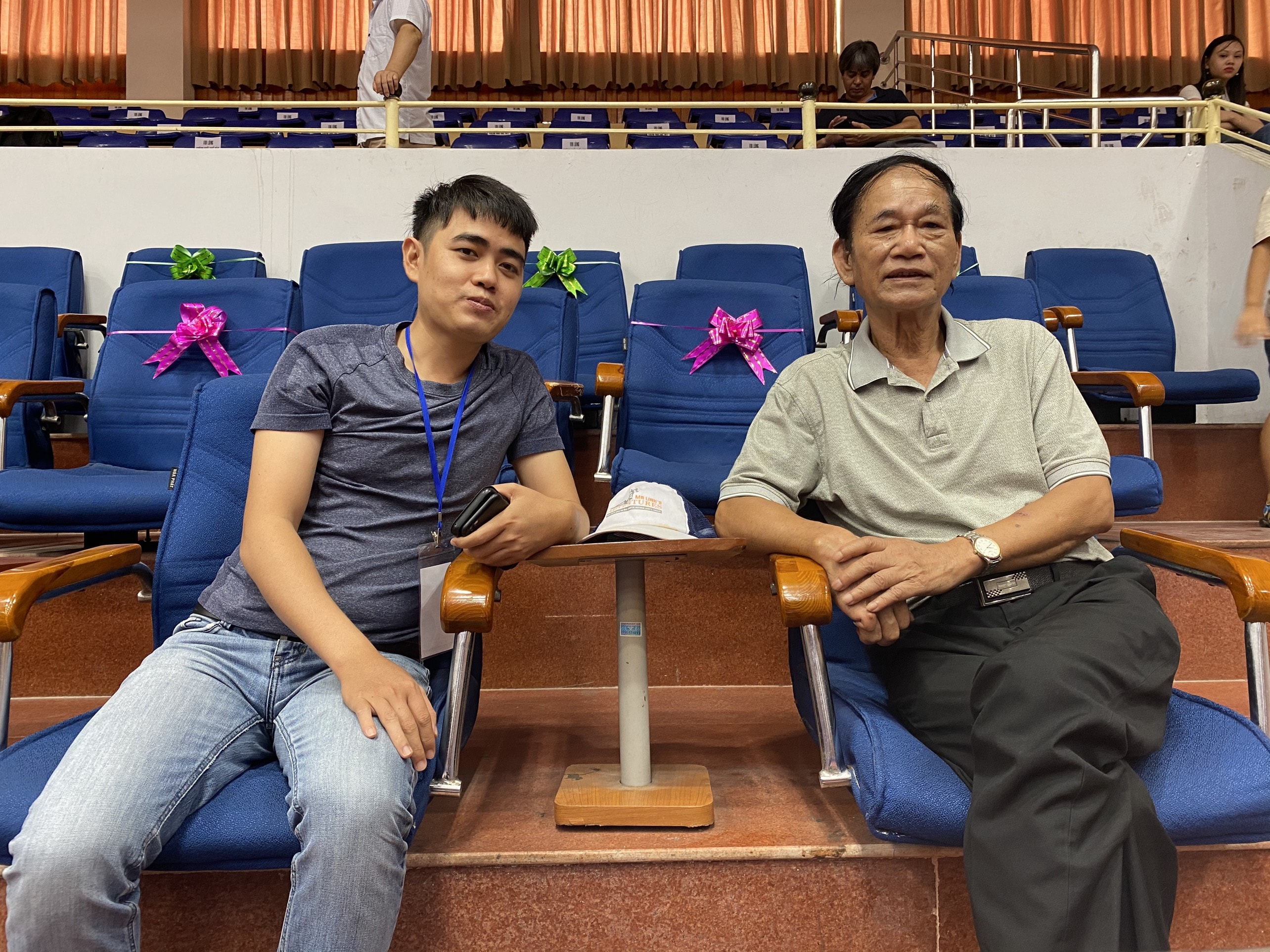 Bác Nguyễn Văn Lồng (bên phải) đến từ phường Láng Hạ, quận Đống Đa, một cổ động viên trung thành của môn bóng bàn. Ảnh: Quang Hùng