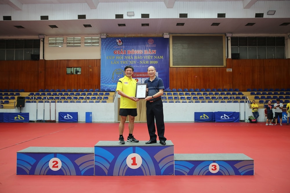 Ban tổ chức trao giải thưởng phong cách cho Liên Chi Hội Nhà báo Đài Tiếng nói Việt Nam. Ảnh: Sơn Hải