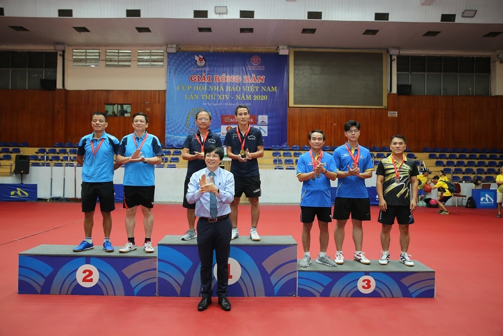 Nội dung đôi nam lãnh đạo, giải nhất nhất VĐV Vũ Anh Thao + Phạm Thế Thuyên (Hội Nhà báo tỉnh Thái Bình); Nhì VĐV Vũ Đình Minh + Võ Tiến Dũng (LCH Nhà báo Báo Nhân dân). Ảnh: Sơn Hải