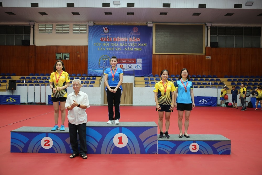 Trao giải nội dung nữ dưới 45 tuổi, giải nhất VĐV Lê Thị Hương Giang (Đài Truyền hình Việt Nam); Nhì VĐV Trần Minh Cát Vũ - Đài TH TP HCM. Ảnh: Sơn Hải