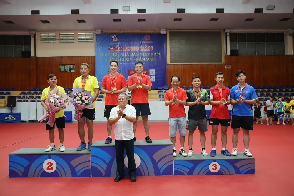 Ở nội dung đôi nam, giải Nhất VĐV Nguyễn Trang Dũng + Trần Quang Hòa LCH báo Bộ Công an; Nhì Mạc Xuân Tùng + Lê Viên Hải (Tạp chí thể thao). Ảnh: Sơn Hải