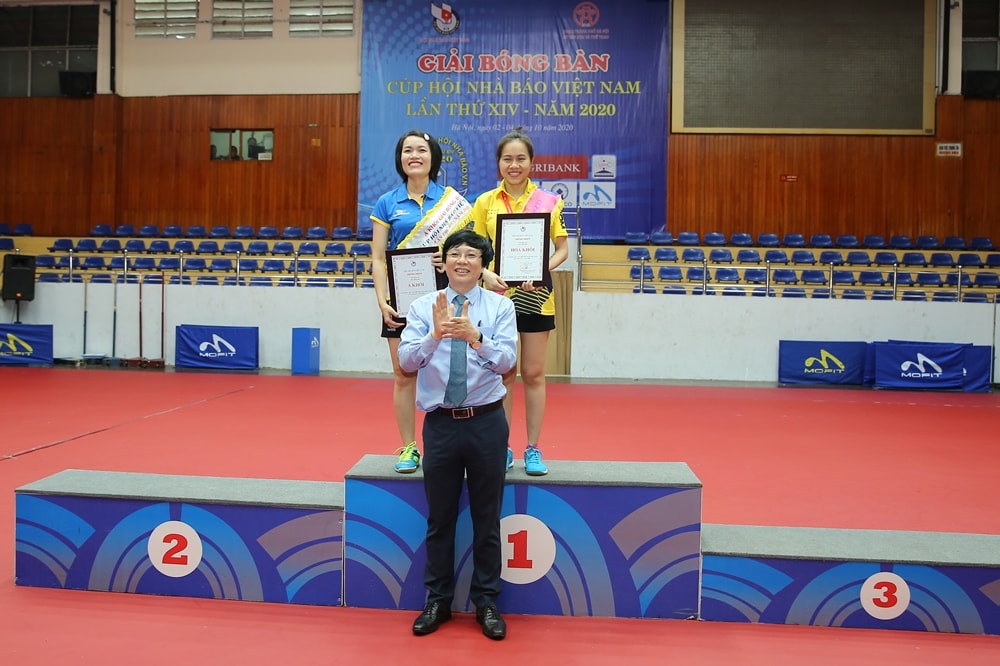 Nhà báo Hồ Quang Lợi trao giải thưởng Hoa khôi cho VĐV Trần Minh Cát Vũ - Đài TH TP HCM và Á khôi cho VĐV Nguyễn Thị Bích Chi (Đài Truyền hình Việt Nam). Ảnh: Sơn Hải