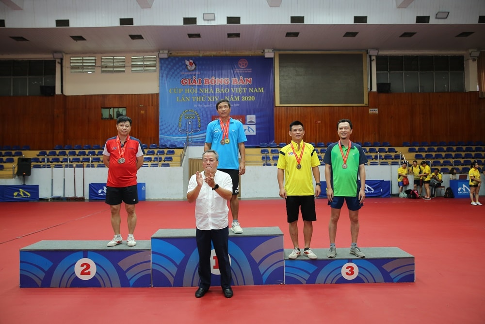Trao thưởng nội dung đơn nam trên 45 tuổi trở lên, giải nhất thuộc về VĐV Trương Văn Long - Đài truyền hình Việt Nam. Ảnh: Sơn Hải