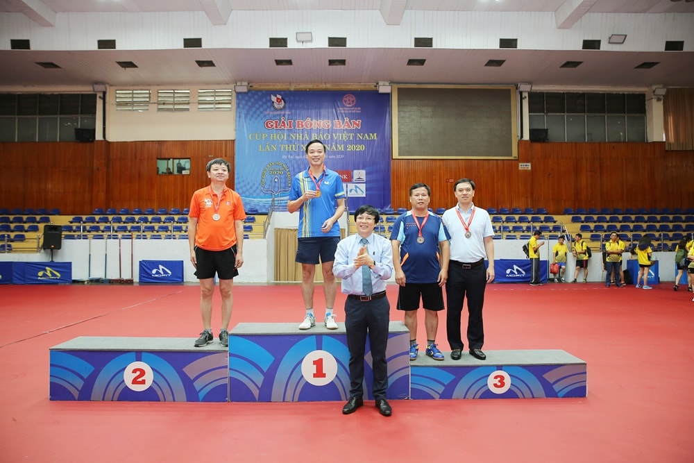 Nhà báo Hồ Quang Lợi trao giải nội dung đơn nam lãnh đạo, giải nhất thuộc về VĐV Võ Đại Hải - Tạp chí khoa học lâm nghiệp Việt Nam; nhì là VĐV Phạm Văn Thành - HNB tỉnh Hưng Yên. Ảnh: Sơn Hải