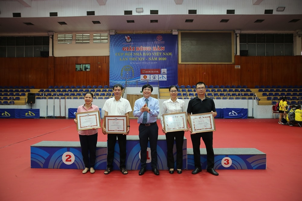 Đồng chí Hồ Quang Lợi, Phó Chủ tịch Thường trực Hội Nhà báo Việt Nam tặng bằng khen cho các cá nhân, đơn vị có thành tích trong công tác tổ chức, điều hành giải. Ảnh Sơn Hải