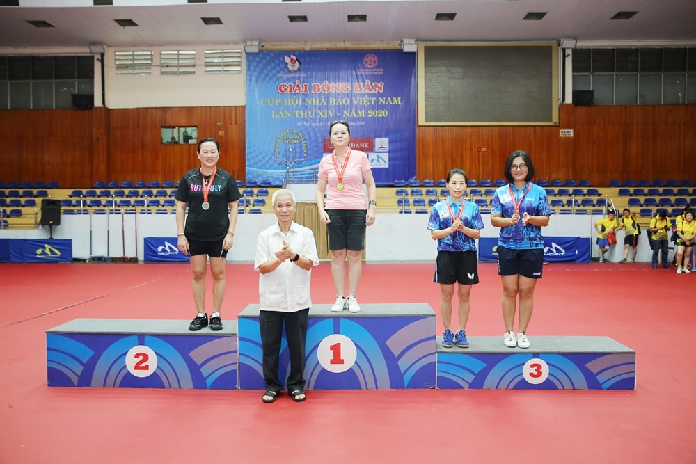 Nguyên lãnh đạo Hội Nhà báo trao giải nội dung Đơn nữ Lãnh đạo, giải Nhất VĐV Thân Thị Vân Anh (Báo Văn Nghệ); Nhì VĐV Nguyễn Thị Mai Hương Đài PTTH Hà Nội. Ảnh: Sơn Hải