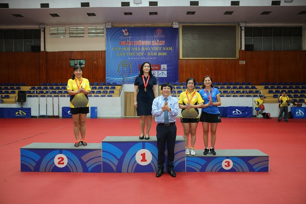 Lãnh đạo Hội Nhà báo trao giải nội dung đơn nữ từ 45 tuổi trở lên, giải nhất thuộc về VĐV Đỗ Kim Anh - Đài PTTH Hà Nội, nhì VĐV Huỳnh Lệ Ngọc - Đài PTTH TP HCM. Ảnh: Sơn Hải