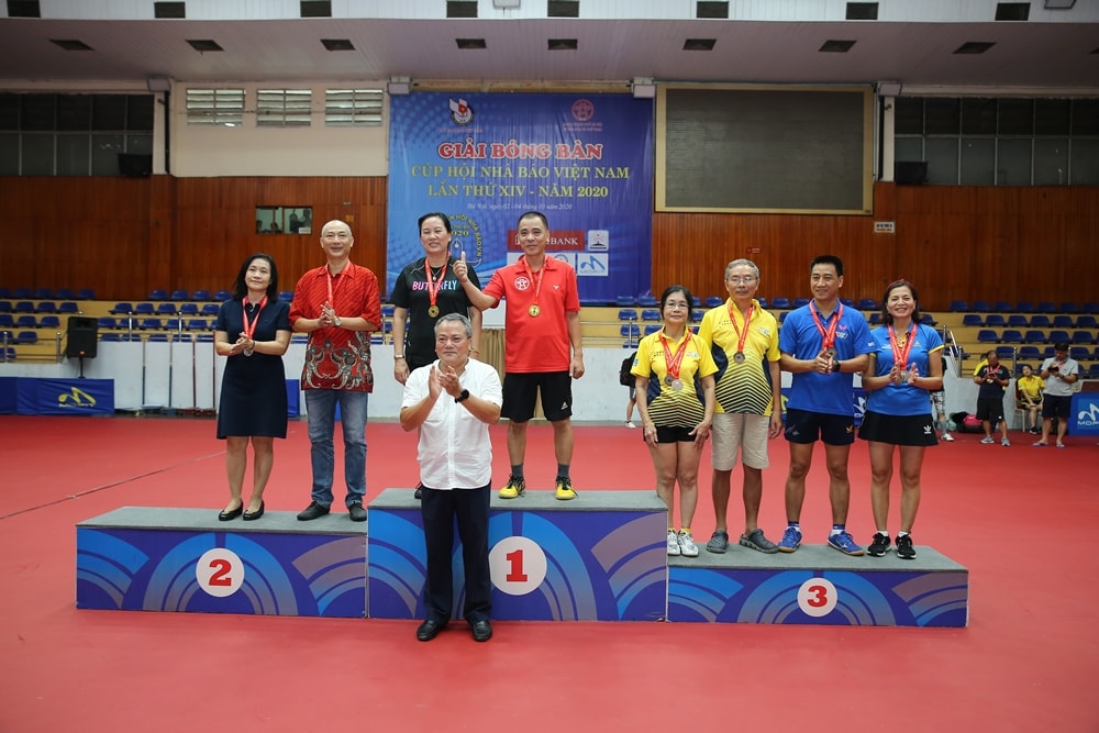 Nội dung đôi nam nữ trên 45 tuổi, giải Nhất VĐV Nguyễn Sơn Nam + Nguyễn Thị Mai Hương Đài PTTH Hà Nội, Nhì VĐV Phạm Thế Vân + Đỗ Kim Anh (Đài PTTH Hà Nội). Ảnh: Sơn Hải