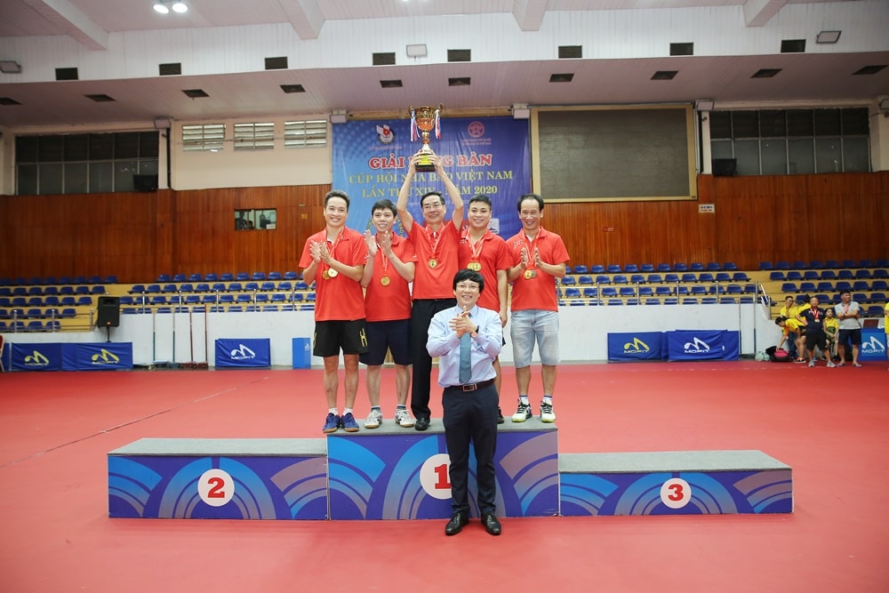 Đồng chí Hồ Quang Lợi, Phó Chủ tịch Thường trực Hội Nhà báo Việt Nam trao cúp và huy chương cho LCH Báo Công an, đơn vị dành giải nhất nội dung đồng đội nam. Ảnh Sơn Hải
