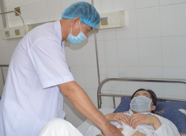 Bác sĩ khám kiểm tra sức khỏe cho bệnh nhân T.M.H sau phẫu thuật. (Ảnh: T. LŨY)