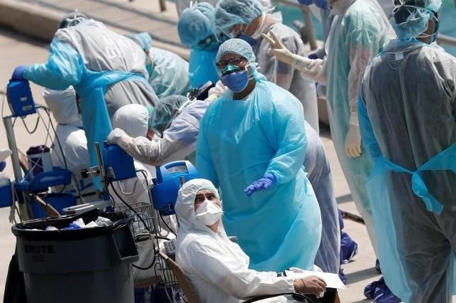 Thế giới vượt 35 triệu ca mắc, hơn 1 triệu người tử vong đến ngày 5/10. Ảnh: Reuters.