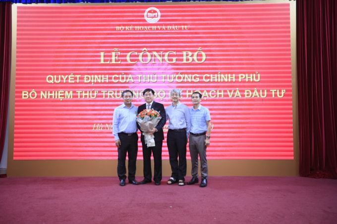 Các đơn vị trong Bộ Kế hoạch và Đầu tư chúc mừng tân Thứ trưởng Trần Duy Đông. Ảnh: Đức Thanh.