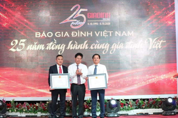 Ông Nguyễn Văn Phương, Vụ trưởng Vụ Thi đua Khen thưởng Bộ Thông tin và Truyền thông trao Bằng khen của Bộ TTTT cho Tổng biên tập Hồ Minh Chiến và Phó Tổng Biên tập Lê Chí Kiên. Ảnh: Sơn Hải