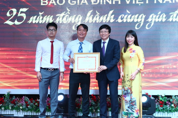 Ông Hồ Quang Lợi – Phó Chủ tịch thường trực Hội Nhà báo Việt Nam trao bằng khen cho Ban Thư kí Chi hội Báo Gia đình Việt Nam (Ảnh: Sơn Hải)