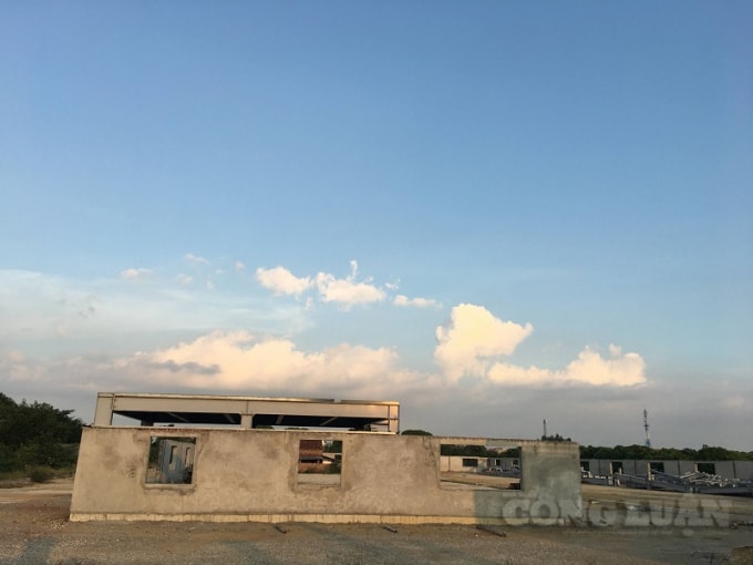 Tại thời điểm ghi nhận, không có bất kỳ bóng dáng công nhân lao động nào tháo dỡ công trình vi phạm.