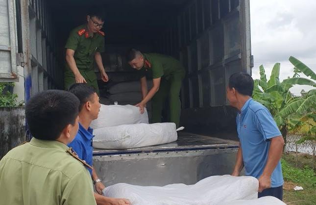 Lực lượng Cảnh sát môi trường Công an tỉnh đang kiểm tra số thịt sấy khô chưa rõ nguồn gốc