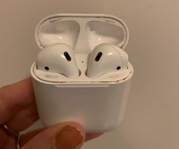 AirPods cũ thường có ngoại hình trông rất bẩn. Ảnh: Business Insider