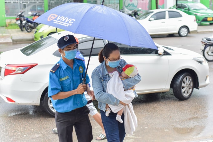 Mặc dù trời mua rất to nhưng khách hàng này đã không ngại khó khăn để đưa con đến VNVC Tam Kỳ tiêm vắc xin cho đúng lịch.