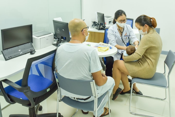100% khách hàng đến VNVC đều được bác sĩ khám sàng lọc trước tiêm miễn phí, được chỉ định tiêm chủng chính xác, được theo dõi tình trạng sức khỏe sau tiêm và dặn dò, cung cấp tài liệu cần thiết về tiêm chủng trước khi ra về.